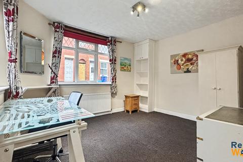 4 bedroom end of terrace house to rent, Newcastle, ST5