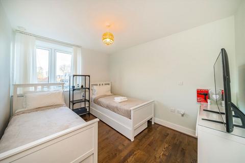 2 bedroom flat to rent, Roehampton Lane, London SW15