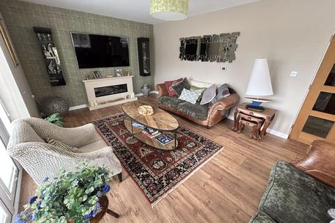 4 bedroom detached house for sale, Gorwel, Llanfairfechan