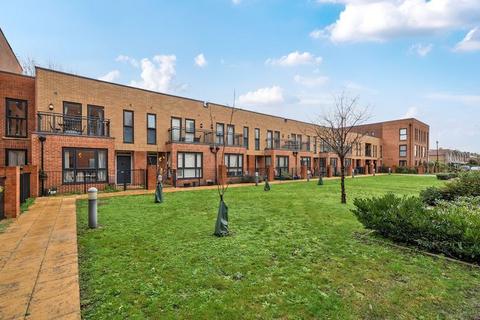 3 bedroom end of terrace house for sale, Liberator Place, Chichester
