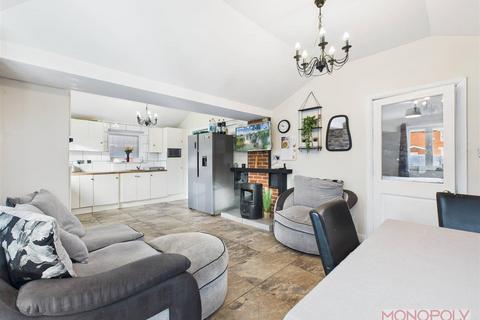 3 bedroom semi-detached house for sale, Belvedere Drive, Wrexham