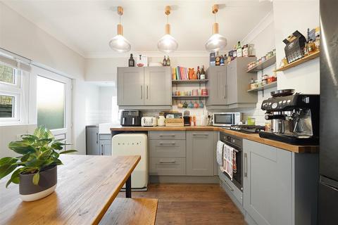 2 bedroom flat for sale, Pattenden Road, London SE6