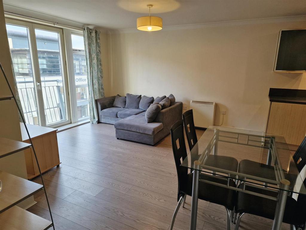 Lounge/Dining
