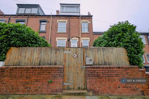 2 bedroom terraced house to rent, Cross Flatts Street, Leeds, LS11