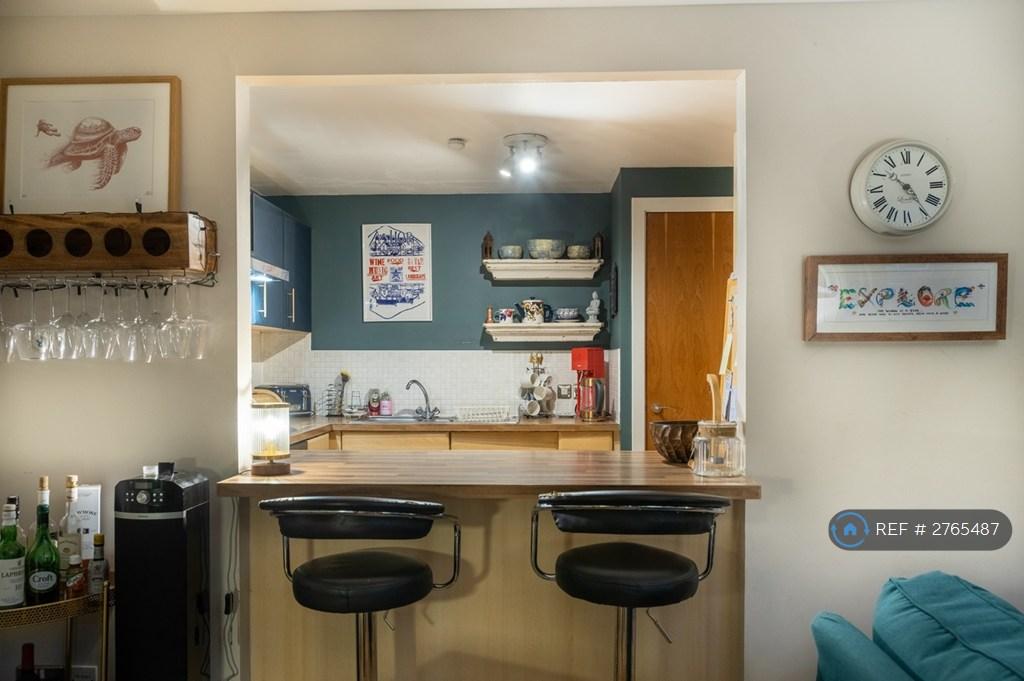 Kitchen & Breakfast Bar