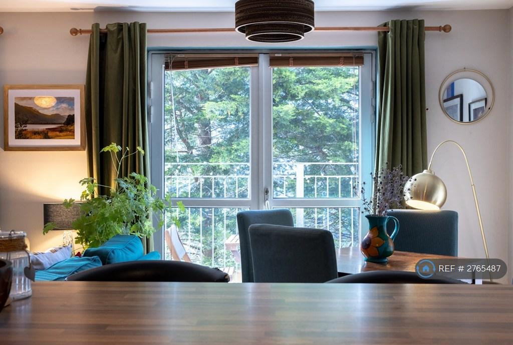 Dining Rooom/Breakfast Bar