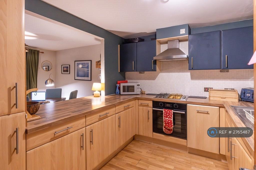 Kitchen w/Breakfast Bar
