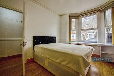 3 bedroom terraced house to rent, Stirling Road, London, E13