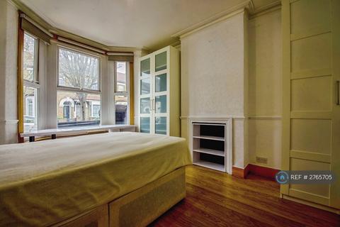 3 bedroom terraced house to rent, Stirling Road, London, E13