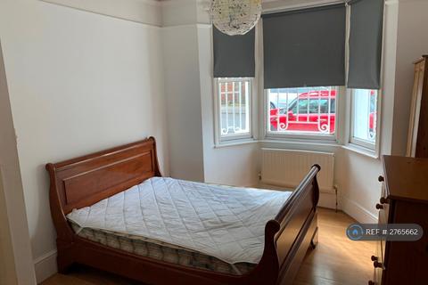 2 bedroom flat to rent, Cabul Road, London, SW11