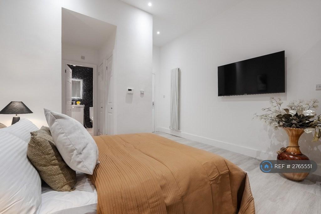 Bedroom/Walk-In Closet