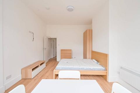 Studio to rent, Woodlands Park Road, N15, Harringay, London, N15