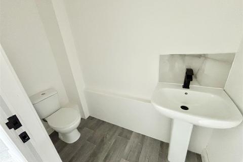 3 bedroom townhouse to rent, Kinder Close, Bradford BD13