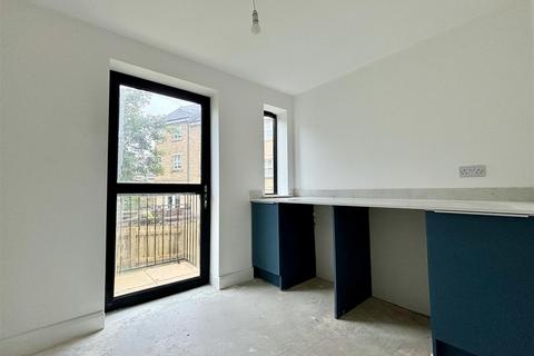 3 bedroom townhouse to rent, Kinder Close, Bradford BD13