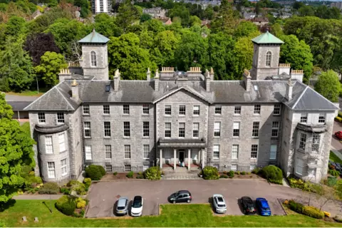 3 bedroom flat for sale
