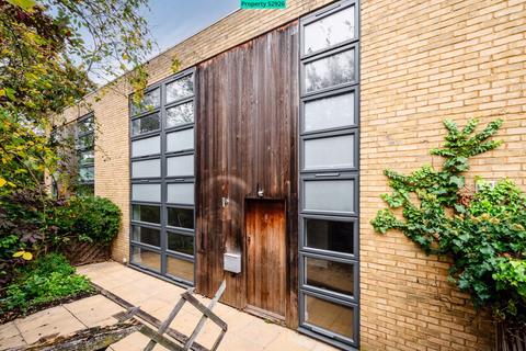 3 bedroom terraced house for sale, Shacklewell Lane, London, E8 2BZ