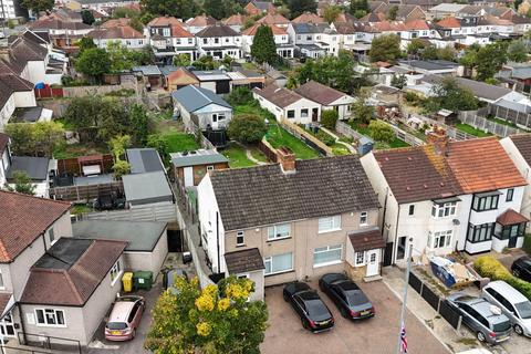3 bedroom end of terrace house for sale - Straight Road, Romford RM3