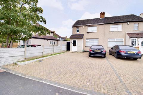 3 bedroom end of terrace house for sale, Straight Road, Romford RM3