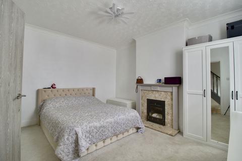 3 bedroom end of terrace house for sale, Straight Road, Romford RM3