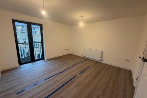 3 bedroom townhouse to rent, Kinder Close, Bradford BD13