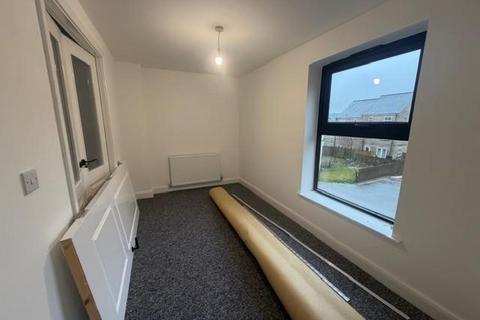3 bedroom townhouse to rent, Kinder Close, Bradford BD13