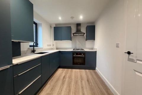 3 bedroom townhouse to rent, Kinder Close, Bradford BD13
