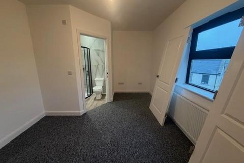3 bedroom townhouse to rent, Kinder Close, Bradford BD13
