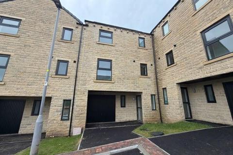 3 bedroom townhouse to rent, Kinder Close, Bradford BD13