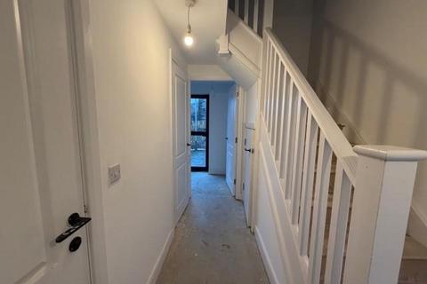 3 bedroom townhouse to rent, Kinder Close, Bradford BD13
