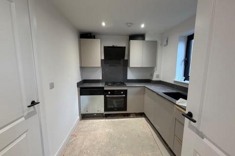 3 bedroom townhouse to rent, Kinder Close, Bradford BD13
