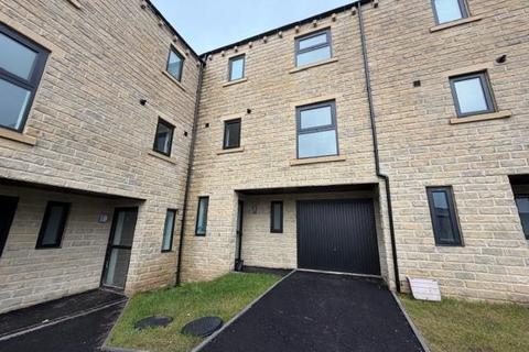 3 bedroom townhouse to rent, Kinder Close, Bradford BD13