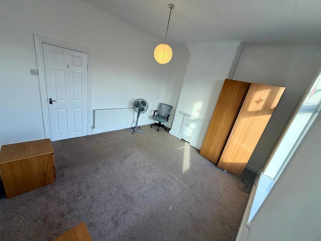Bright, well-presented double bedroom with neut...