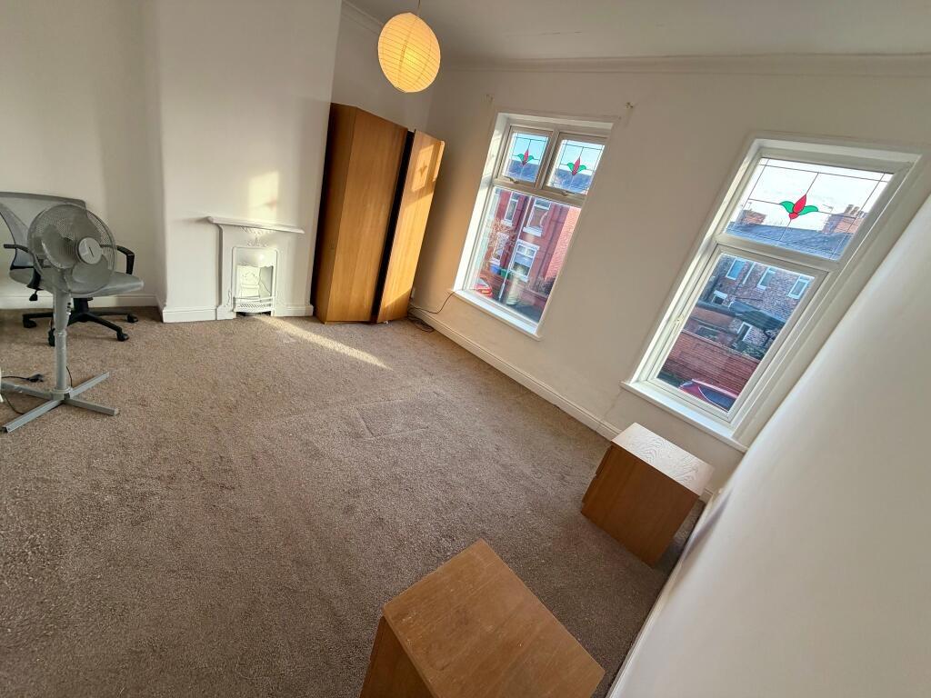 Bright, well-lit double bedroom with large sout...