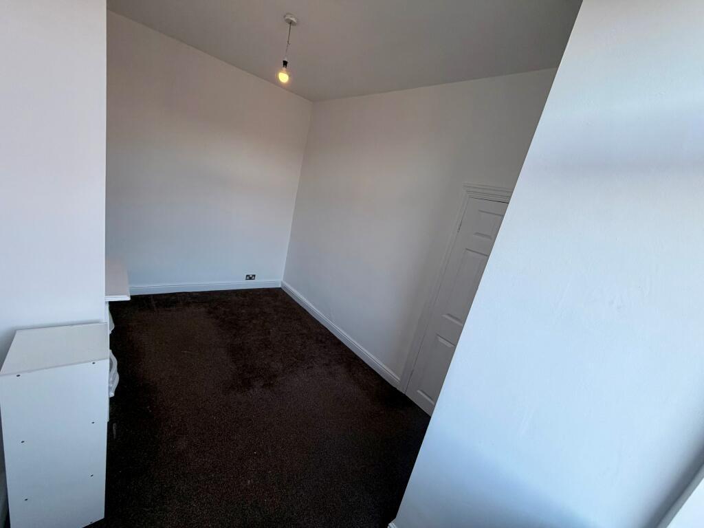 Bright, freshly painted single bedroom with neu...