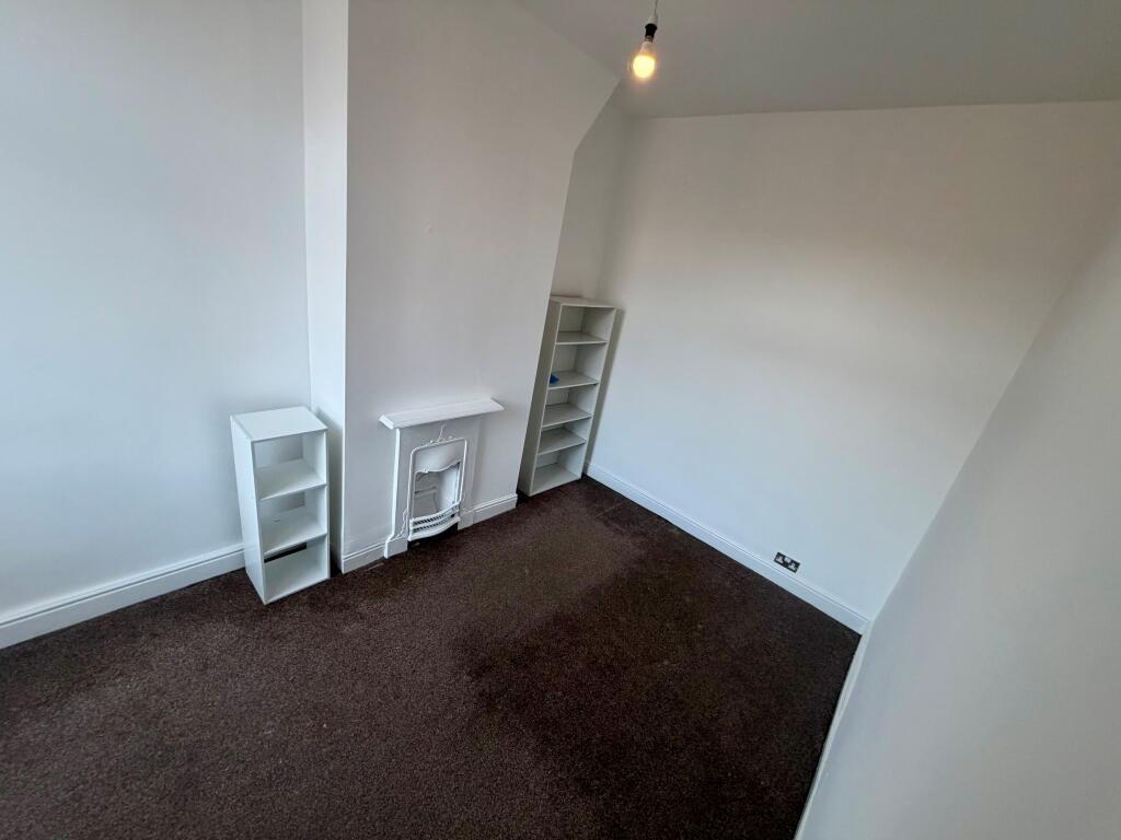 Bright, freshly painted single bedroom with neu...