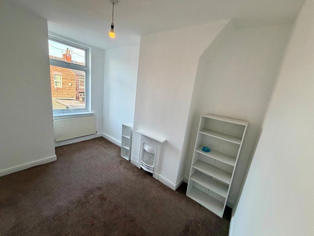 Bright, freshly redecorated single bedroom with...