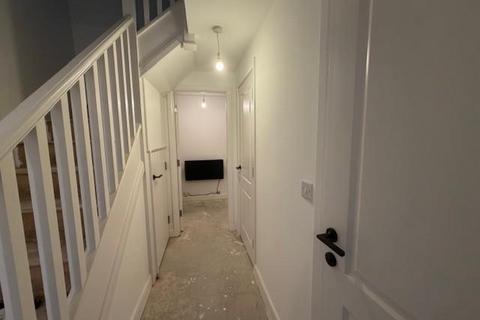 3 bedroom townhouse to rent, Kinder Close, Bradford BD13