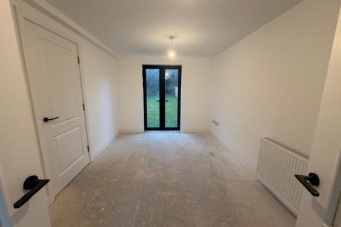 3 bedroom townhouse to rent, Kinder Close, Bradford BD13