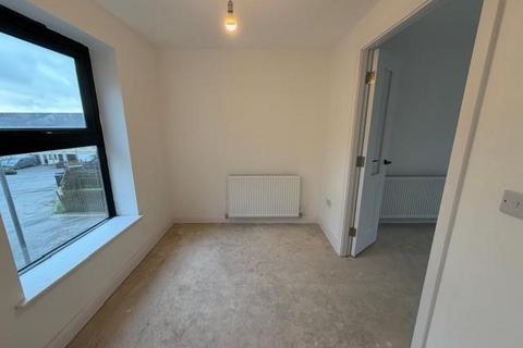 3 bedroom townhouse to rent, Kinder Close, Bradford BD13