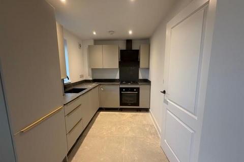 3 bedroom townhouse to rent, Kinder Close, Bradford BD13