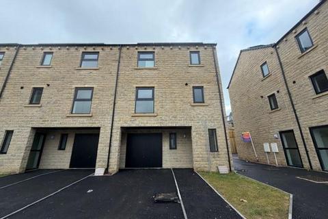 3 bedroom townhouse to rent, Kinder Close, Bradford BD13