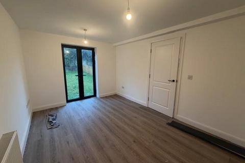 3 bedroom townhouse to rent, Kinder Close, Bradford BD13