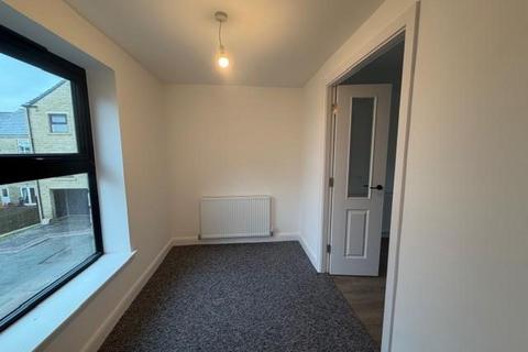 3 bedroom townhouse to rent, Kinder Close, Bradford BD13