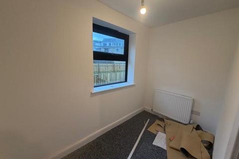 3 bedroom townhouse to rent, Kinder Close, Bradford BD13