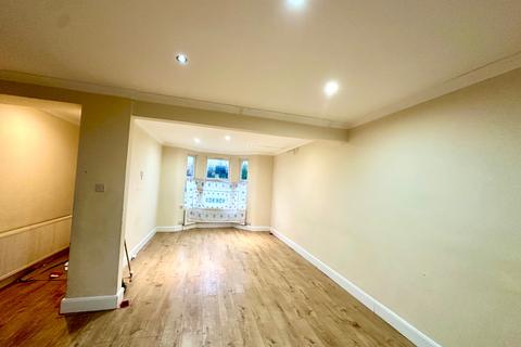 3 bedroom terraced house to rent - Inwood Road, Hounslow. TW3