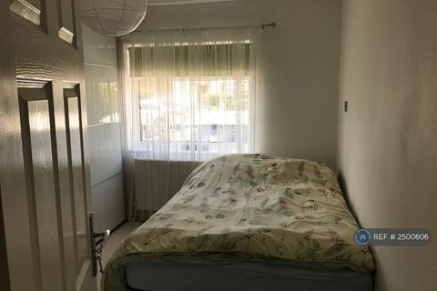 2 bedroom flat to rent, Carville Crescent, Brentford, TW8