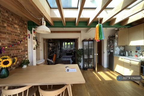 4 bedroom semi-detached house to rent, Hubbard Road, London, SE27
