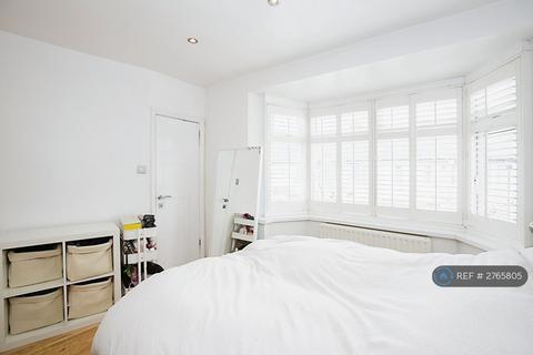 3 bedroom terraced house to rent, Varley Road, London, E16