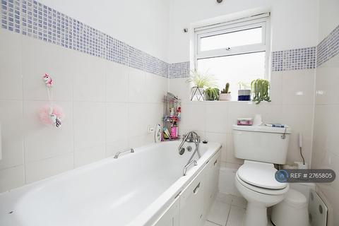 3 bedroom terraced house to rent, Varley Road, London, E16