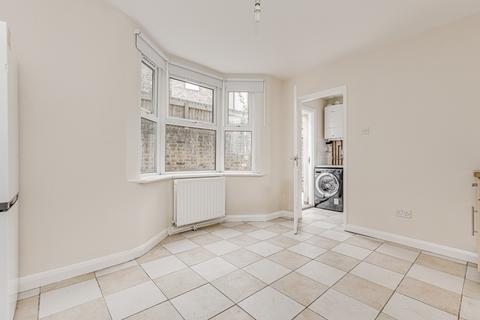 4 bedroom end of terrace house to rent, Solon Road, London SW2
